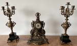 Guarniture de bronze com pé de acrílico preto. 1 candelabro com bicado. Relógio. 28 x 14 x 38,5 cm de altura. Não foram realizados testes de funcionamento