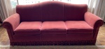 Sofá de veludo na tonalidade vermelha. 225 x 85 x 90 cm de altura. Necessita troca do tecido. Déc. 40/50