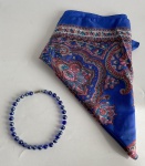 Conjunto de lenço de seda japonesa com 76 x 76 cm e colar com esferas sintéticas na tonalidade azul, medindo 43 cm (aberto)