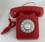 Telefone de plástico rígido na tonalidade vermelha.  19 x 22 x 11 cm de altura. Não foram realizados testes de funcionamento