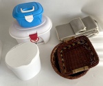 6 peças diversas: 2 cestas para pão de rattan; sapateira p/ 10 pares; lixeira e 2 caixas plásticas, medindo 30 x 20,52 x 17 cm de altura