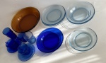 20 peças diversas Duralex: 3 pratos para pão;  4 pratos fundos;  4 pratos rasos;  2 pratos fundos (azul escuro);  2 xícaras (1 sem pires);  1 xícara (com seu pires Nadir Figueiredo);  2 copos. 2 tigelas (marron), esta medindo  28 cm de diâmetro x 6,5 cm de altura