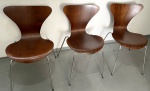 ARNE JACOBSEN - PROBJETO. 3 cadeiras formiga, Modelo Série 7. Madeira com estrutura de metal. 41 x 46 x 76 cm de altura