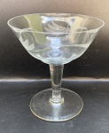 6 taças para champanhe de demi cristal. 12,5 cm de altura e 11 cm de diâmetro na borda. 4 apresenta bicado na borda
