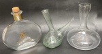 3 peças de vidro, 2 decanter e garrafa Remy Martin, medindo 23 cm de altura