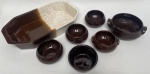 7 peças de cerâmica vitrificada: Travessa e 6 mini-bowls de tamanhos diferentes. Travessa: 34 x 20 x 6,5 cm de altura