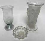 3 peças de vidro. 2 vasos e petisqueira. Maior: 11 cm de diâmetro x 21,5 cm de altura