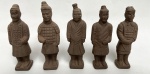 5 esculturas de barro cozido representando monges. Maior: 4 x 3,5 cm na base x 16 cm de altura