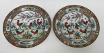Par de pratos de porcelana chinesa com decoração de galos. 25 cm de diâmetro. 1 dos pratos apresenta descascados na borda