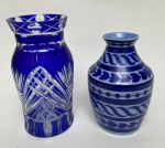 2 vasos na tonalidade azul: cerâmica e vidro double, este com 9,5 cm de diâmetro na borda x 20 cm de altura. Apresenta dois bicados na borda