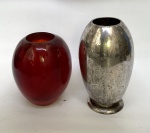 2 vasos, metal prateado e provavelmente resina na tonalide vermelho escuro. Metal prateado: 13 cm de diâmetro x 25 cm de altura (Necessita banho)