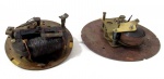 RELÓGIO, uma (1) antiga sucata em duas partes, para montagem de relógio a corda (mecânico), usada e sem garantia.