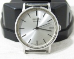 RELÓGIO, um (1) de pulso, marca SEIKO (fundada em 1881 como joalheria pelo próprio Kintaro Hattori, estabelecida em Giza, Tóquio; em 1892 passou a produzir relógios com o nome SEIKOSHA; em 1924 mudou o nome para SEIKO; em 1969 lançou o relógio ASTRON iniciando a era de relógios quartz; em 1980 lançou o relógio quartz automático, ainda em atividade), modelo 4100-6006T, movimento quartz, caixa e tampa em aço, medindo 23 mm diâmetro, tampa com números gravados, falta a pulseira, usado, não testado, possivelmente demanda bateria e sem garantia.