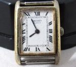 RELÓGIO, um (1) de pulso, marca SEIKO (fundada em 1881 como joalheria pelo próprio Kintaro Hattori, estabelecida em Giza, Tóquio; em 1892 passou a produzir relógios com o nome SEIKOSHA; em 1924 mudou o nome para SEIKO; em 1969 lançou o relógio ASTRON iniciando a era de relógios quartz; em 1980 lançou o relógio quartz automático, ainda em atividade), modelo 4700-0059T, caixa em metal dourado, medindo 26 x 18 mm, tampa em aço, falta a pulseira, mostrador branco com algarismos romanos, movimento quartz, usado, não testado, possivelmente demanda bateria e sem garantia.