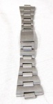 RELÓGIO, uma (1) pulseira em aço inox da marca SEIKO (fundada em 1881 como joalheria pelo próprio Kintaro Hattori, estabelecida em Giza, Tóquio; em 1892 passou a produzir relógios com o nome SEIKOSHA; em 1924 mudou o nome para SEIKO; em 1969 lançou o relógio ASTRON iniciando a era de relógios quartz; em 1980 lançou o relógio quartz automático, ainda em atividade), produzida pela STELUX, em estado de nova.