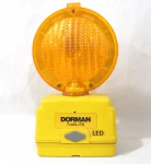 DIVERSOS, uma (1) sinaleira inglesa da marca DORMAN, possui dispositivo a pilha grande de 6 volts cada, usado, não testado e sem garantia, Made in England, medindo 34 cm altura.