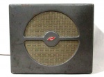 ELETRÔNICO, uma (1) antiga caixa de som da década de 20/30, gabinete em metal, marca NC, medindo 33 x 28 x 20 cm, usada, não testada e sem garantia.