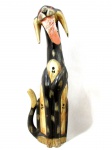 ESCULTURA - Escultura esculpida em madeira, ricamente policromada, representando "cachorro", medindo: 60,5 cm de altura. Possui falhas na madeira e língua com ruptura. Vide fotos.