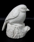 ESCULTURAS - Escultura em faiança vitrificada branca, ricamente detalhada, representando "pássaro pousado sobre tronco de arvore", medindo: 12 cm de altura.