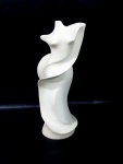 ESCULTURAS - Belíssima escultura em resina, representando "Nu Feminino". Medidas: 34 cm de altura x 10,5 cm de diâmetro da base.