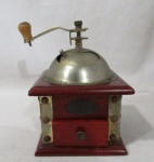 COLECIONISMO - Um moedor de café em madeira, guarnecido com metal, frente com uma gaveta e placa com a inscrição "COFFEE". Medidas: 16 cm de altura total x 11,9 cm de comprimento total.