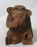 ESCULTURAS - Escultura esculpida em bloco de madeira, representando macaco sábio Iwazaru, que significa não pronuncie o mal, medindo: alt 10 cm x comp da base 8 cm.