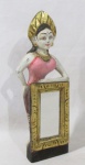 ESPELHOS - Um espelho de mesa em madeira, ricamente entalhada e policromada, com escultura representando "Figura Feminina Asiática". Med.: alt total 32,5 cm x comp da base 10 cm.