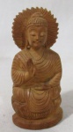 ESCULTURAS - Escultura esculpida em bloco de madeira, representando Divindade Buda, medindo: alt 12,5 cm x comp da base 6 cm. Falta um pedaço da madeira da base.