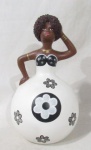 ARTE POPULAR - Escultura em barro cozido policromado, representando figura feminina Africana. Medidas: 24 cm de altura total.