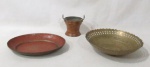 DIVERSOS - Lote contendo três peças, sendo: A) uma petisqueira ovalada em bronze esmaltado, ricamente decorada com motivos vegetalistas, medindo: comp 20 cm x larg 16 cm; B) uma fruteira em bronze dourado, com primorosa decoração cinzelada, bordas recortadas e decorações vazadas circundantes, medindo: alt 5 cm x diam 19 cm; C) um pequeno balde em cobre, medindo: alt 7,5 cm x diam 8,3 cm. Vide fotos extras.