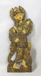 ARTE ORIENTAL - Delicado painel decorativo oriental esculpido em madeira policromada e exuberantemente revestida com folhas de ouro, representando "Dançarina Balinesa". Medidas: alt 65 cm x larg 23 cm.