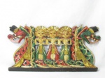 ARTE ORIENTAL - Delicado painel decorativo em madeira esculpida, ricamente policromada e toques de folhas de ouro, representando "Pandil Mulheres Dançarinas Barong". Medidas: alt 25 cm x larg 48 cm. Possui pequenas falhas na madeira.