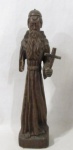 ARTE SACRA - Imaginária esculpida em madeira nobre, representando Antônio Conselheiro, líder religioso de Canudos, assinado "J.D.F." na parte posterior da base. Medidas alt 47 cm x comp da base 10,7 cm x larg da base 10,3 cm. Falta um braço.