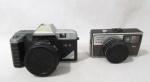 COLECIONISMO - Duas antigas câmeras fotográficas, kits preto/ cinza, com flash embutido, sendo: A) marca ENCORE, Modelo: ECX 35, LENS MADE IN JAPAN, 1:63., F=50mm, Series 198761; B) marca RICOH, Modelo: 126-C, lentes RIKENON, 1:2.8, f=43mm. Med.: maior: 15,5 cm comprimento/ menor: 13,5 cm de comprimento. Não testadas e sem garantias de funcionamento. Possui marcas do tempo/ uso.