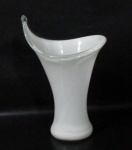 MURANO - Belíssimo vaso decorativo em murano na tonalidade branca, moldado com bordas repuxadas. Medidas: 32 cm de altura total x 31,5 cm comprimento x 16,5 cm de largura.