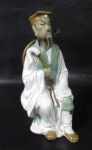 ESCULTURAS - Uma escultura oriental em porcelana vitrificada, ricamente detalhada e policromada, representando o Sexto da dinastia chinesa famosa dos Oito Deuses Imortais, sendo Lü Dongbin (líder). Medida: 18,5 cm de altura.