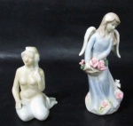 PORCELANA - Dois delicados bibelôs em porcelana vitrificada e policromada, ricamente detalhada, representando "Anjo com cesto de flores" e "Nu Feminino". Medidas: maior: 13 cm de altura/ menor: 8,5 cm de altura. Uma possui bicado.