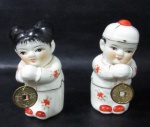 PORCELANA - Dois delicados bibelôs em porcelana oriental vitrificada e policromada, ricamente detalhada, representando "casal de crianças chinesas", com arremates de filetes à ouro. Medidas: 12,5 cm de altura.