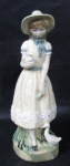 ESCULTURAS - PORCELANA LEVANTINA MADE IN SPAIN - Belíssima escultura em porcelana europeia, ricamente detalhada e policromada, representando "camponesa", marcada no fundo, conforme foto extra. Medida: 26 cm de altura. Pato apoiado sobre a base com bicado no rabo.