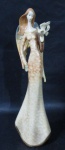 ESCULTURAS - Belíssima escultura em resina italiana, ricamente detalhada e policromada, representando "Anjo". Medida: 31 cm de altura total. Possui bicados e mão direita colada. Vide fotos extras.