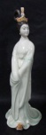 ESCULTURAS - Belíssima escultura oriental em porcelana vitrificada e policromada, ricamente detalhada, representando "Gueixa". Medida: 31,5 cm de altura total.