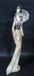 ESCULTURAS - Belíssima escultura oriental, confeccionada em resina, ricamente detalhada e policromada, representando "Gueixa". Medida: 33 cm de altura total. Com ínfimos bicados e pequenos arranhões.