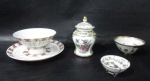 PORCELANA MADE IN JAPAN - Três bowls, um pires e um potiche em porcelana oriental vitrificada branca, de coleção, com rica ornamentação de motivos vegetalistas e zoomórficos em exuberante policromia e realces feitos à ouro, marcados no fundo. Medidas: maior: alt total 12 cm x diam da borda 4,5 cm/ menor: diam 6,5 cm.
