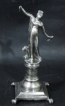 PRATA DE LEI - Um paliteiro em prata de lei, em formato de estatueta, marcado "P COROA", medindo: 14 cm de altura. Peso: 169,80 gramas. Falta guarda chuvas.