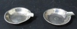 PRATA DE LEI - Dois cinzeiros em prata de lei, bordas adornadas com perolados em relevo, contraste ausente, medindo: 5,5 cm de diâmetro. Peso total: 19,60 gramas.