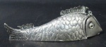 PRATA DE LEI - Um paliteiro em prata de lei, em formato de peixe, marcado "PRATA 833" no fundo, medindo: 10,5 cm de comprimento. Peso: 19,70 gramas.