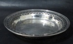 PRATA DE LEI - STERLING - Salva em prata de lei, galerias vazadas, marcada no fundo, contraste 925, medindo: 15,3 cm de diâmetro. Peso: 89,40 gramas.
