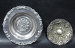 PRATA DE LEI - Dois porta alianças em prata de lei, com primorosa ornamentação cinzelada brasonada e motivos vegetalistas, sendo um marcado "PLATA 925 DEL FILAR PERU RN.8357" no fundo, medindo: maior: 9 cm de diâmetro/ menor: 6 cm de diâmetro. Peso total: 30 gramas.
