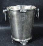 METAL PRATEADO FRACALANZA - Balde para gelo em metal espessurado a prata, manufaturado FRACALANZA, modelo "laçarote", bordas ligeiramente onduladas, alças articuladas, sobre quatro pés elevados, marcado no fundo, medindo: aly 13,5 cm x diam 11 cm.