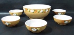 DIVERSOS - Uma tigela com cinco tigelinhas confeccionadas em barro cozido, parte interna com esmaltagem branca, ornamentadas com flores e folhas multicoloridas relevadas. Medidas: tigela: alt 11 cm x diam 25 cm/ tigelinhas: alt 5 cm x diam 13 cm. Duas tigelinhas com pequenas falhas na esmaltagem das bordas, e uma com risco interno vindo de fábrica.